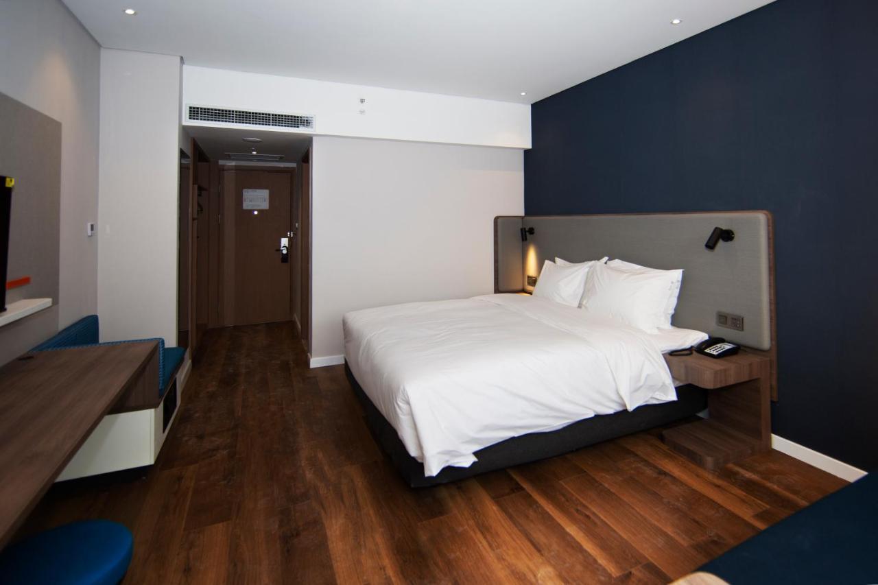 Holiday Inn Express Jinan Jingshi Road, An Ihg Hotel Exterior photo